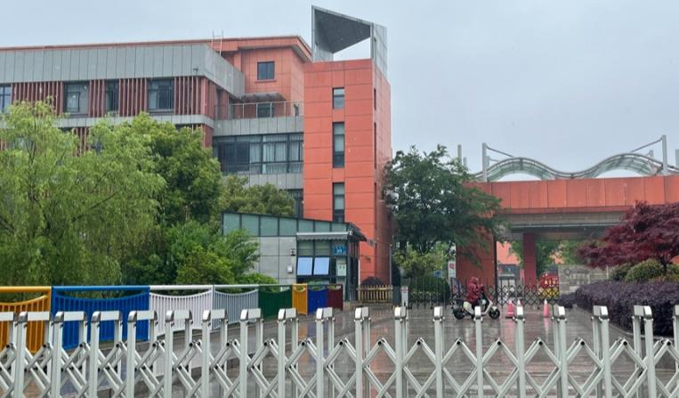 英雄行動(dòng)：大巴事故救援者赤誠(chéng)之舉，為女孩披衣