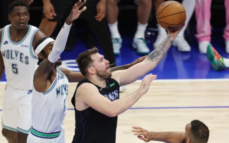 東契奇絕殺！獨(dú)行俠2-0森林狼領(lǐng)先 NBA西部決賽火花四濺