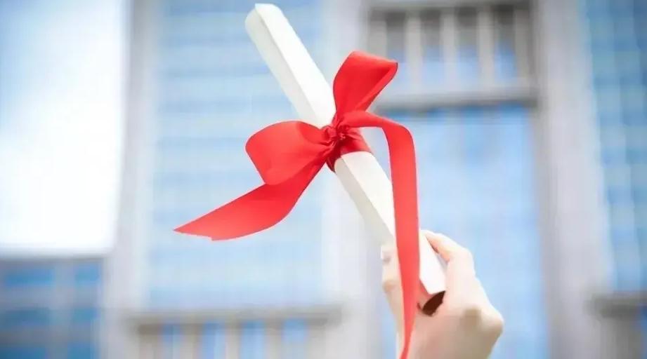 女生查到高考669分，激動(dòng)掩面哭泣的瞬間